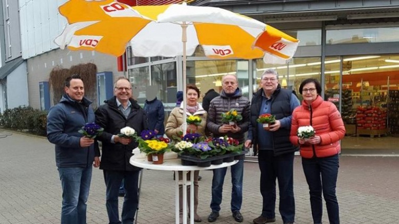 Ostergrüße und Primeln für die Bürger im Stadtteil Ost Ostergrüße und Primeln für die Bürger im Stadtteil Ost